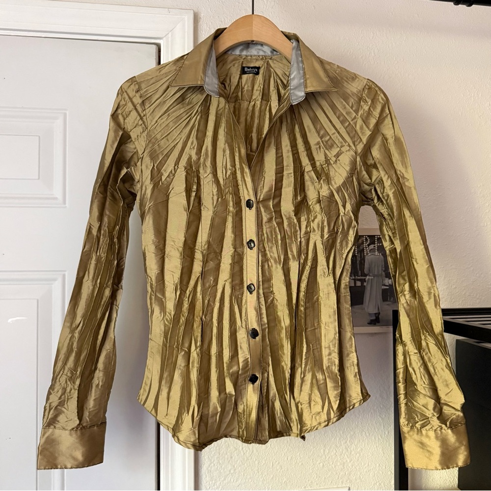 BELUVA San Francisco gold khaki satin pleated stretch long sleeve button up top